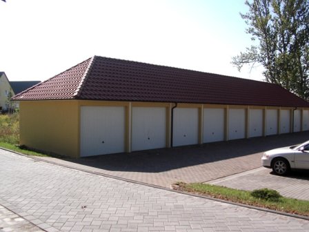 Betongarage mit Walmdach